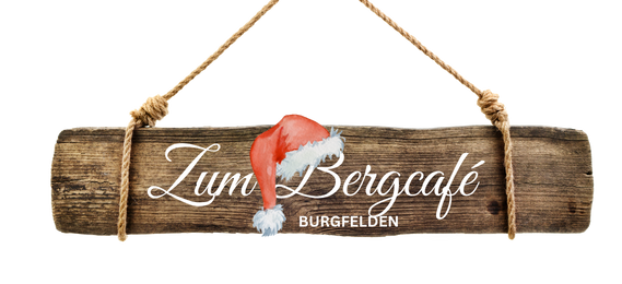 zum bergcafe aufschrift auf holzbalken mit nikolausmütze